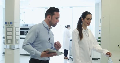 Wissenschaftlerin arbeitet an einem Experiment