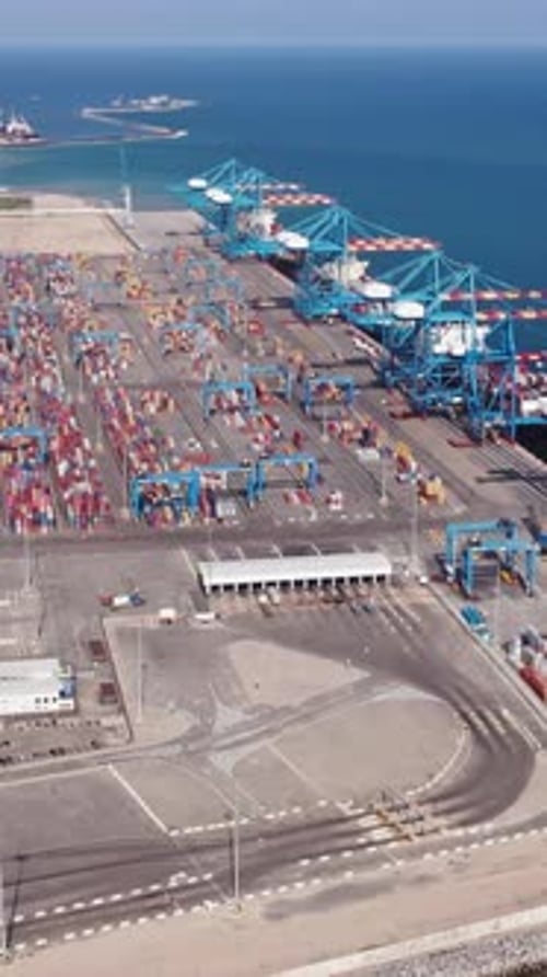 Moderner Industriehafen mit Containern aus der Luft