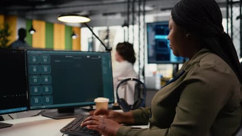 Nahaufnahme eines Ingenieurs im Büro, der den AI LLM-Chatbot verwendet, um Hilfe zu erhalten