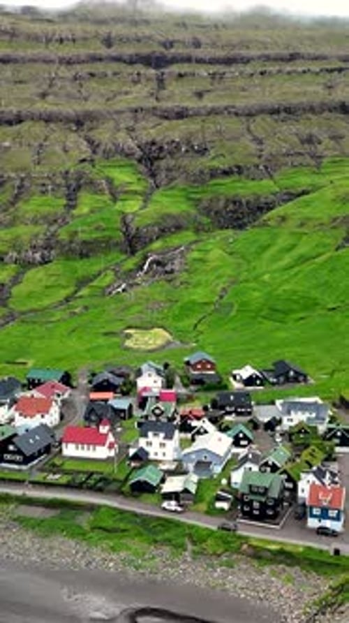 Explorez le magnifique village côtier de Tjornuvik, dans les îles Féroé, avec ses paysages pittoresques