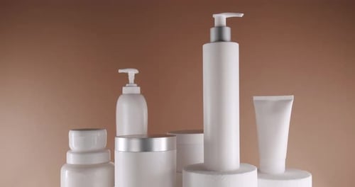 Producción de cosméticos naturales para el cuidado del cabello y la piel. Tarro cosmético brillante