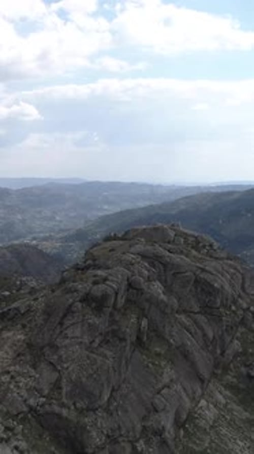 Vertikales Video von Mountain Rocks (Luftbild)