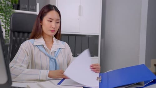 Una joven empresaria frustrada trabaja en exceso hasta tarde en la oficina.