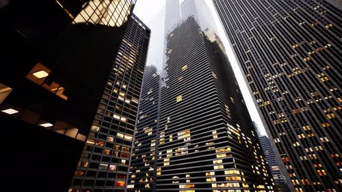 El horizonte de una ciudad iluminado por la noche con edificios imponentes