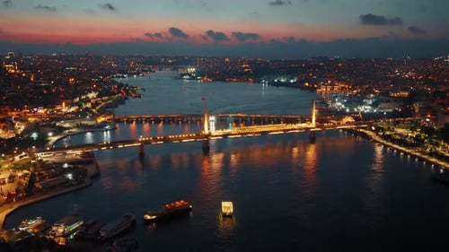 Luftaufnahme von Istanbuls Goldenem Horn und Stadtbild