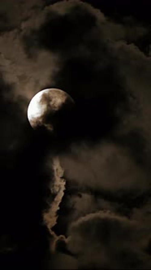 Ein mysteriöser Nachthimmel, geschmückt mit einem Vollmond, begleitet von Dramatisch Wolken im Blickfeld