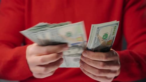 Close-up de um homem contando notas de dólar americano