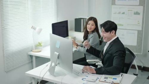 des hommes d'affaires travaillant et faisant du brainstorming au bureau