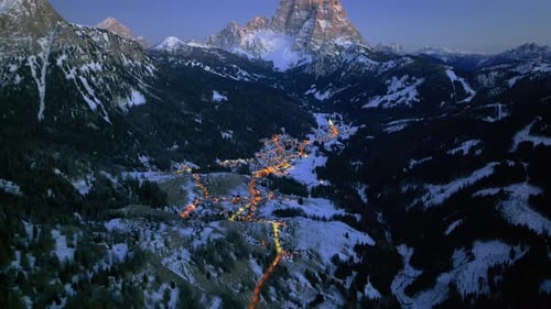 Vista aérea de drone da comuna de Selva di Cadore iluminada à noite na província de Belluno, Dol