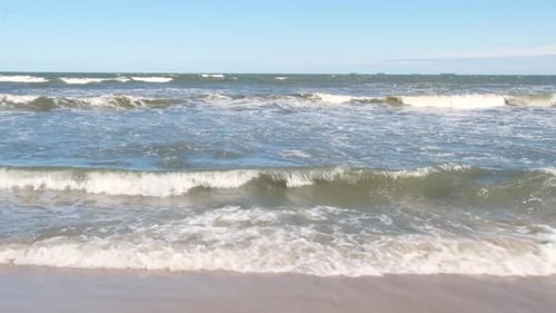 Ostsee, dunkelblaue Wolken und Meer- oder Ozeanwasseroberfläche mit Schaumwellen vor dem Sturm, Dramatisch