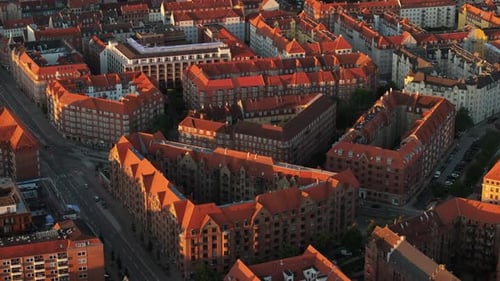 Vista aérea con un dron de la zona de Amagerbro en la parte norte de la isla Amager en Copenhague, Dinamarca