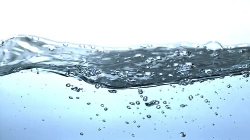 Blaue Wasserwellen in Superzeitlupe mit Luftblasen, gefilmt auf einer Hochgeschwindigkeitskamera mit 1000 Bildern pro Sekunde