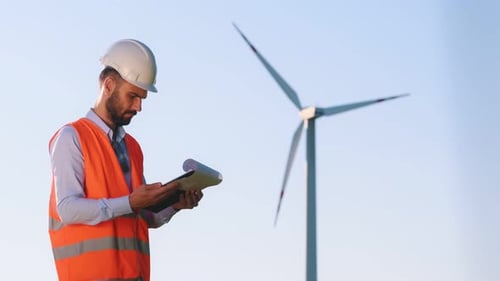 Die Dokumente lesen. Servicetechniker ist mit Windmühlen vor Ort