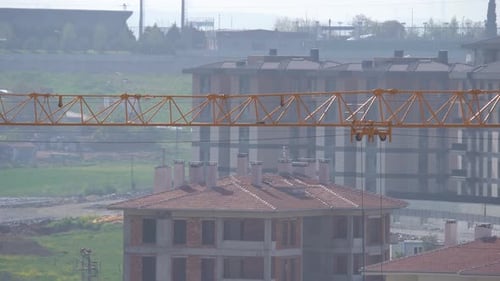 Grúa de construcción sobre un sitio de construcción