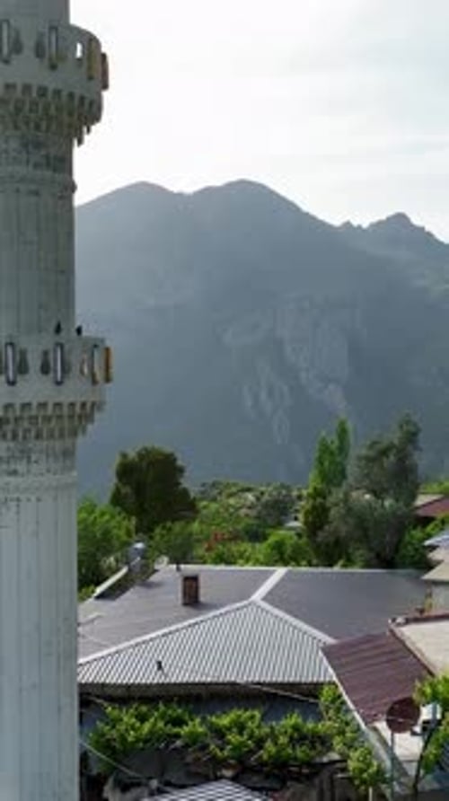 Vidéo verticale : Élixir de la nature : paysages montagneux avec une touche de verdure