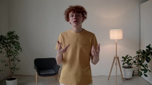 POV d'un jeune homme parlant à la caméra et gesticulant