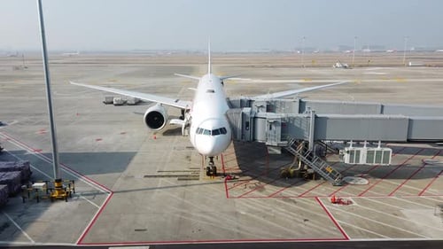 Flugzeug beim Parken am Flughafen im Sommer