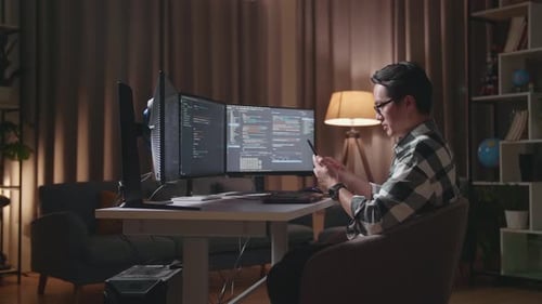 Programmeur regardant la base de données sur un smartphone lors de la création d'une Appli de développement d'un ingénieur logiciel