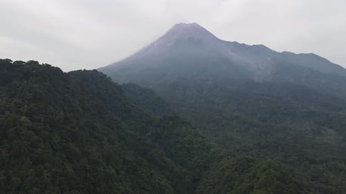 Luftaufnahme des Merapi-Berges in Indonesien mit tropischem Wald