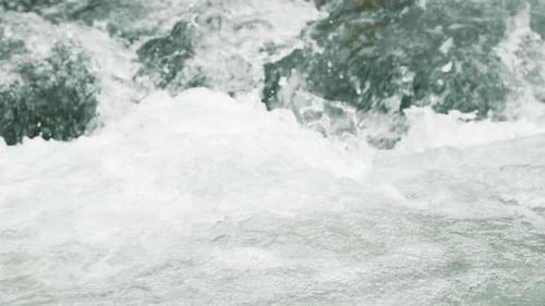 Nahaufnahme eines schnellen und wilden Wasserstroms, der spritzt, sprudelt und schäumt
