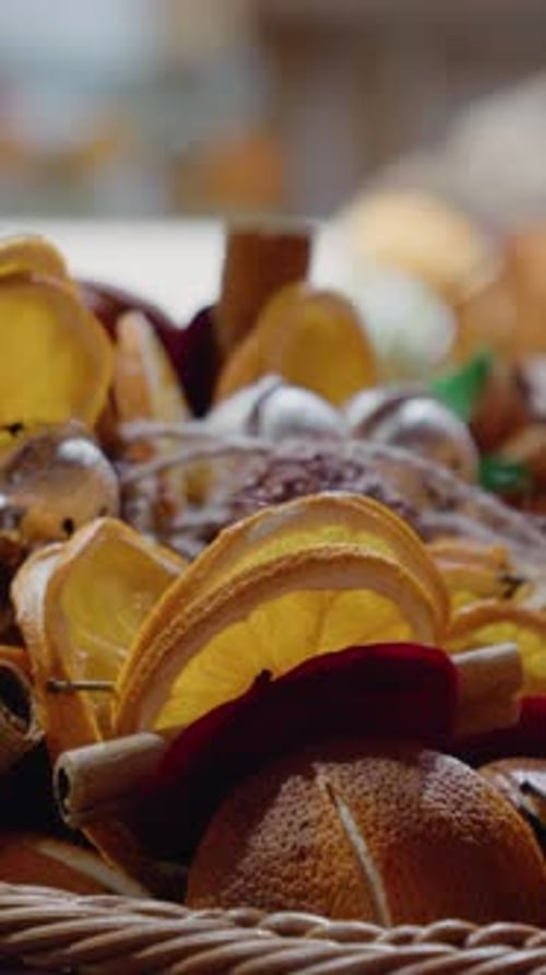 Vidéo verticale : décorations de Noël avec des oranges séchées, des citrons et des bâtons de cannelle