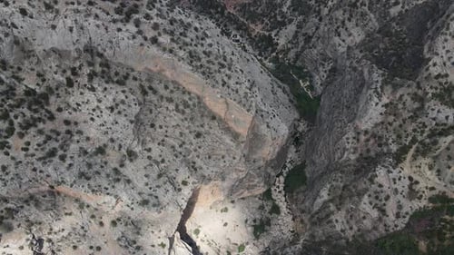 Drohnenaufnahme der riesigen Schlucht, die sich zwischen zwei großen Bergen gebildet hat, Waldblick