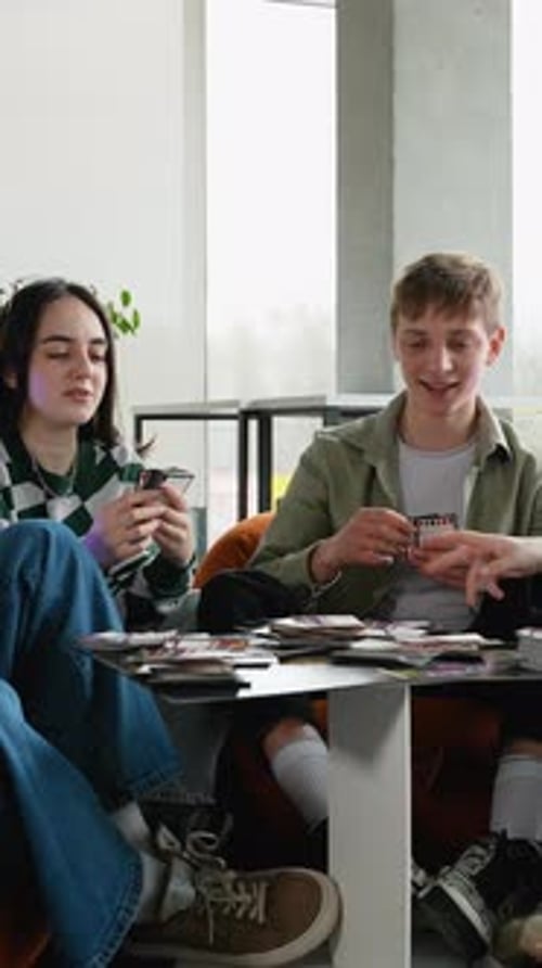 Adolescentes jogando cartas e jogos de tabuleiro