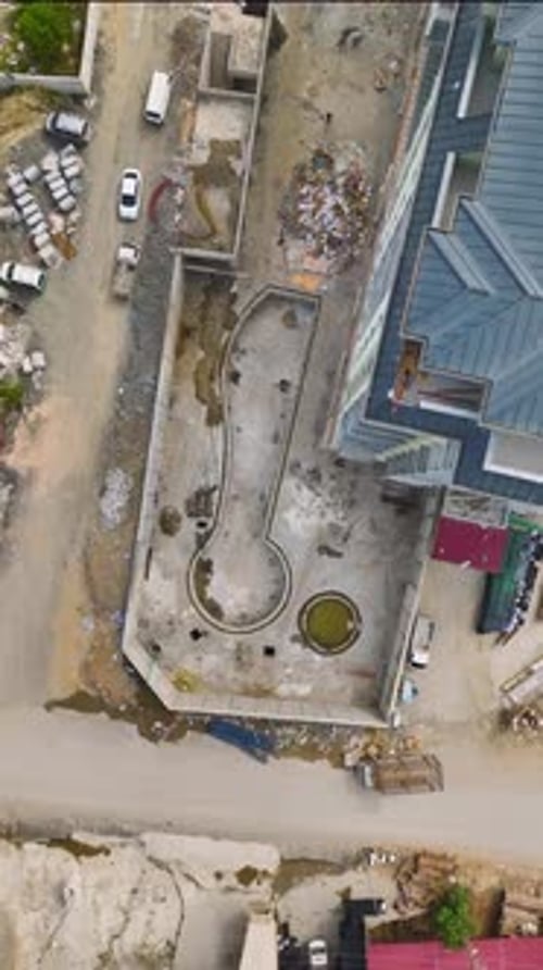 Los constructores de vídeo verticales acristalan balcones y terminan fachadas mientras las máquinas funcionan por debajo