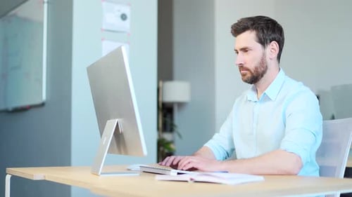 selbstbewusster kaukasischer Geschäftsmann, der am Computer arbeitet, Angestellter, Unternehmer, Arbeitsplatz