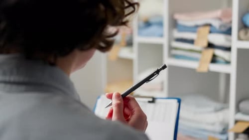 Der Besitzer des Bekleidungsgeschäfts verwaltet die Finanzen und die Marketingstrategie, während der Mitarbeiter dafür sorgt