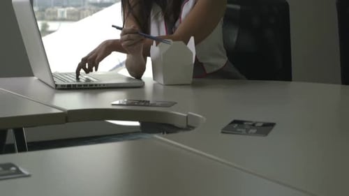 MS TU Businesswoman using laptop while eating food in office