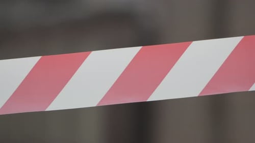 Fita de advertência vermelha e branca balançando no sinal de proteção contra o vento Não cruze a linha vermelha e branca