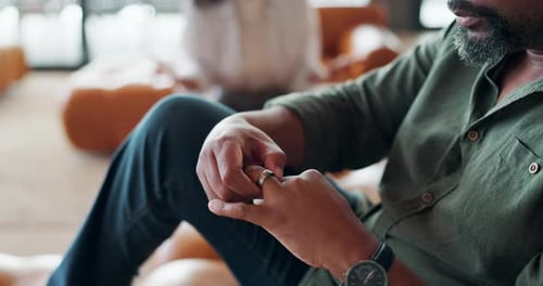 Scheidung, Hände und Mann mit Ehering auf einem Sofa, frustriert von Eifersucht