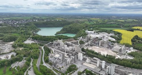 Vista aérea de una gran instalación minera y cantera en el sitio