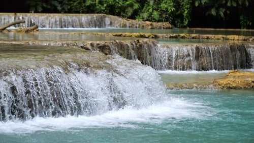 Wunderschöne klare Wasserfallkaskade im tropischen Regenwald, Kuang Si Falls in Luang Prabang, Laos