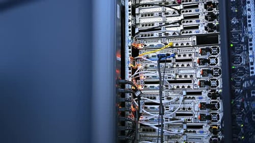 Nahaufnahme eines Rackservers im Rechenzentrum