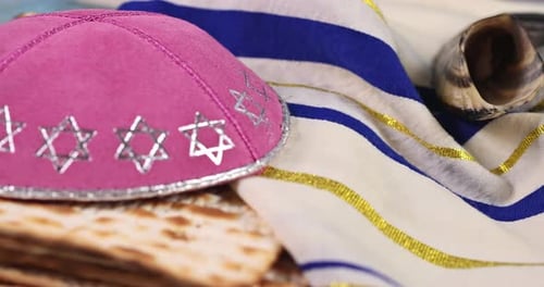 Muchas familias judías celebrarán una comida del Seder la primera noche de Pascua, durante la cual se celebra la Matzá