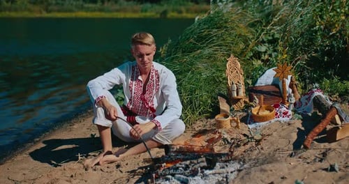 História da antiga Ucrânia e Rússia: jovem descansando na margem do rio no verão de Prores