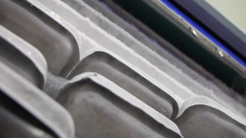 Ralentissement des emballages givrés au goutte-à-goutte avec congélateur