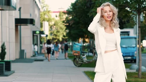 Linda mulher ao ar livre