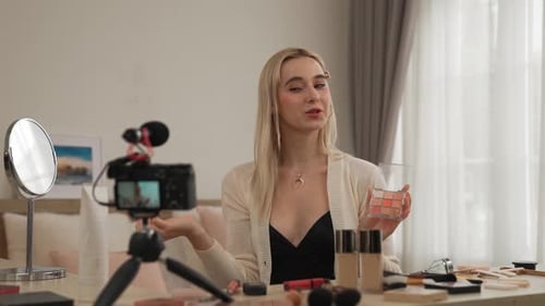 Vídeo tutorial de belleza y cosmética para una mujer joven haciendo contenido. Relajarse