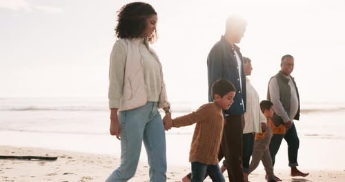 Puesta de sol, playa y familia numerosa paseando de vacaciones o vacaciones al aire libre unidos