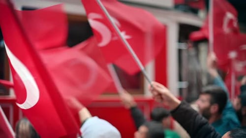 Várias pessoas agitando bandeiras turcas no centro da cidade na Comemoração de Ataturk, Juventude e Spo