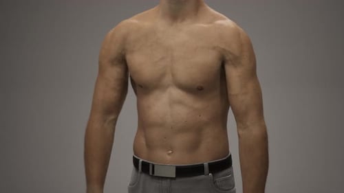 Hombre sin camisa posando para una foto