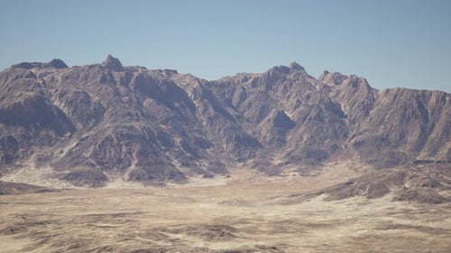 Ein Blick auf eine Bergkette in der Wüste