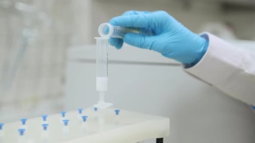 Un scientifique purifie l'extrait à l'aide de Vaccum SPE Manifold