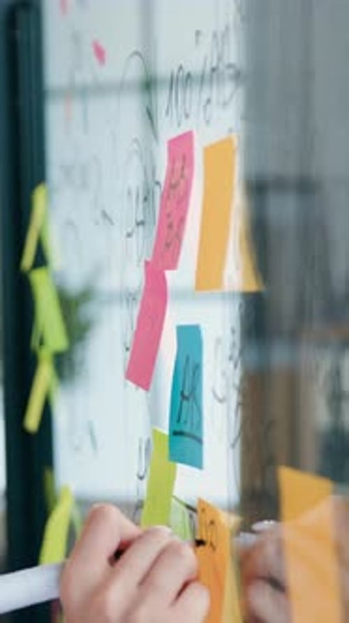 Konzept der Kreativität, bei dem positive, selbstbewusste, fähige, erfinderische Teamkollegen vor ihnen stehen
