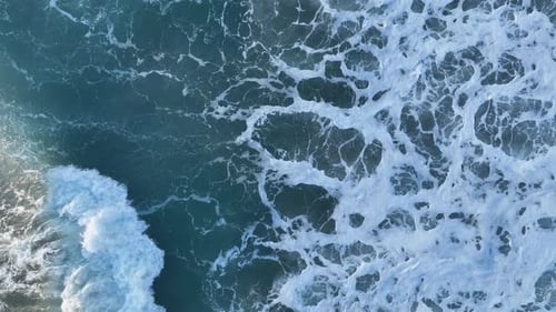 Luftbild von oben nach unten, Drohnenvideo in hoher Qualität, wunderschöner tropischer Strand mit abstürzenden weißen Wellen