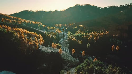 Uma vista aérea de uma estrada nas montanhas