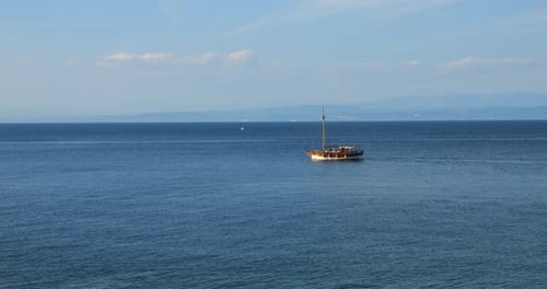 Ein kleines Schiff segelt entlang der blauen Adria in Piran, Slowenien.
